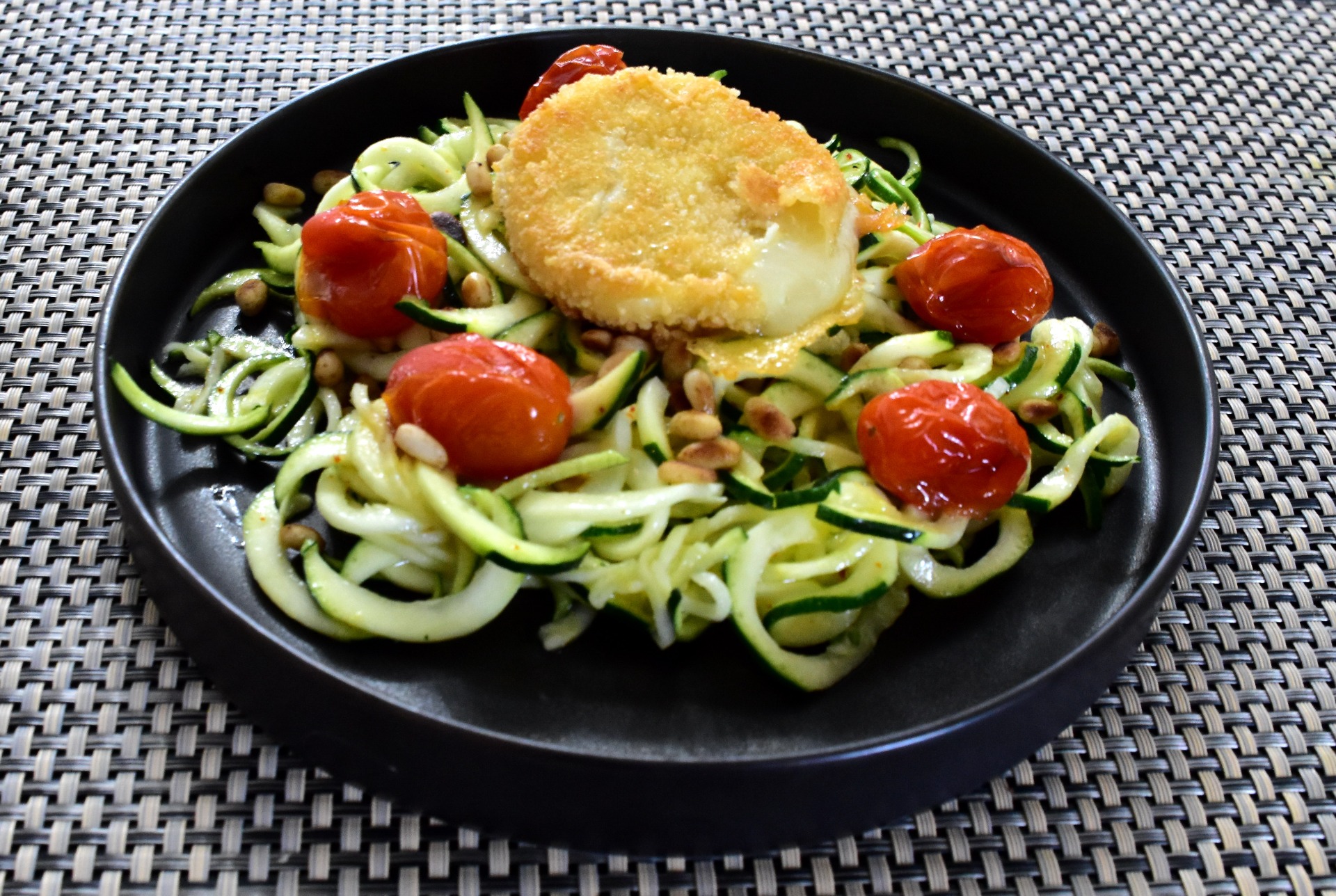 Spaghetti de courgettes, tomates rôties et Rocamadour