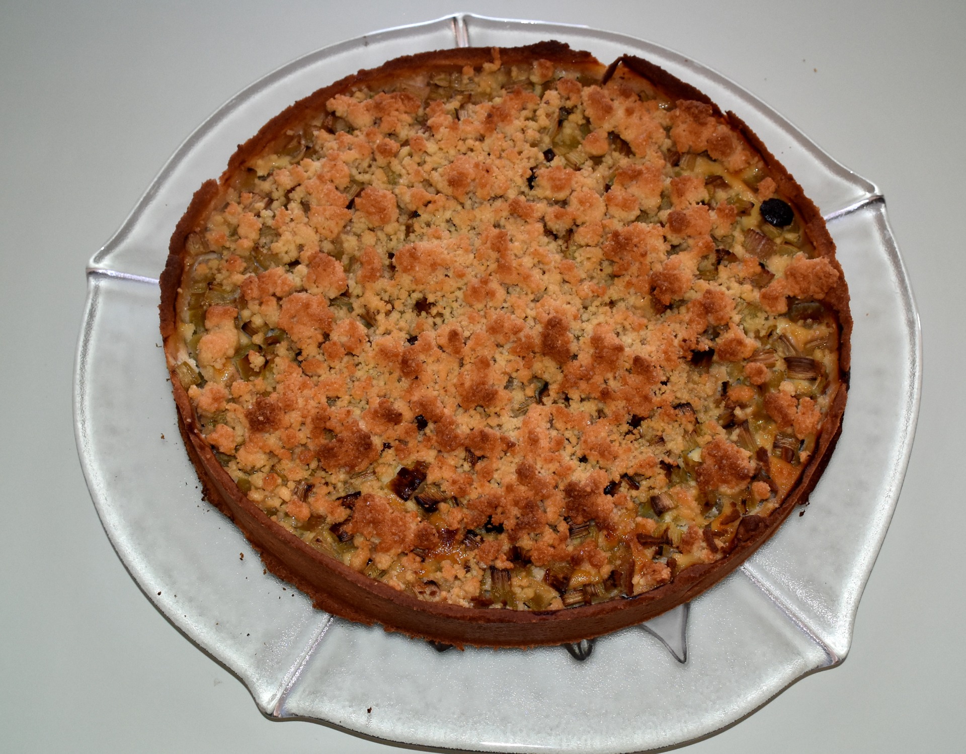 Tarte à la rhubarbe crumble , croûte dorée, entire aprs cuisson