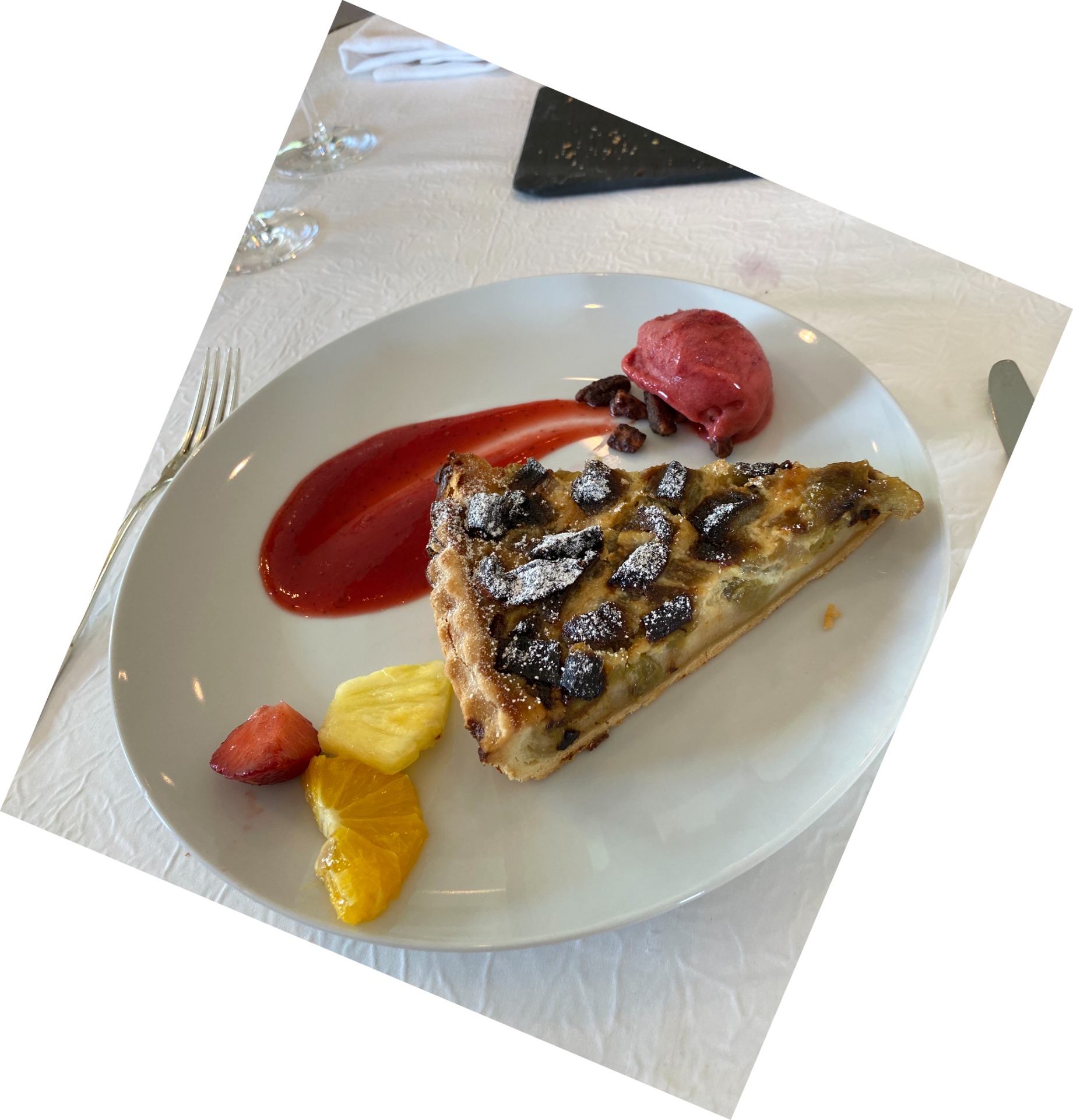 Part de tarte à la rhubarbe, sauce rouge, boule de glace servie au cheval blanc de diefmatten