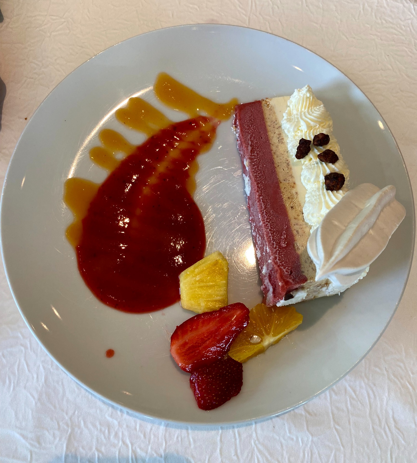 Assiette avec part de vacherin glacé, coulis rouge servie au restaurant le cheval blanc a diefmatten