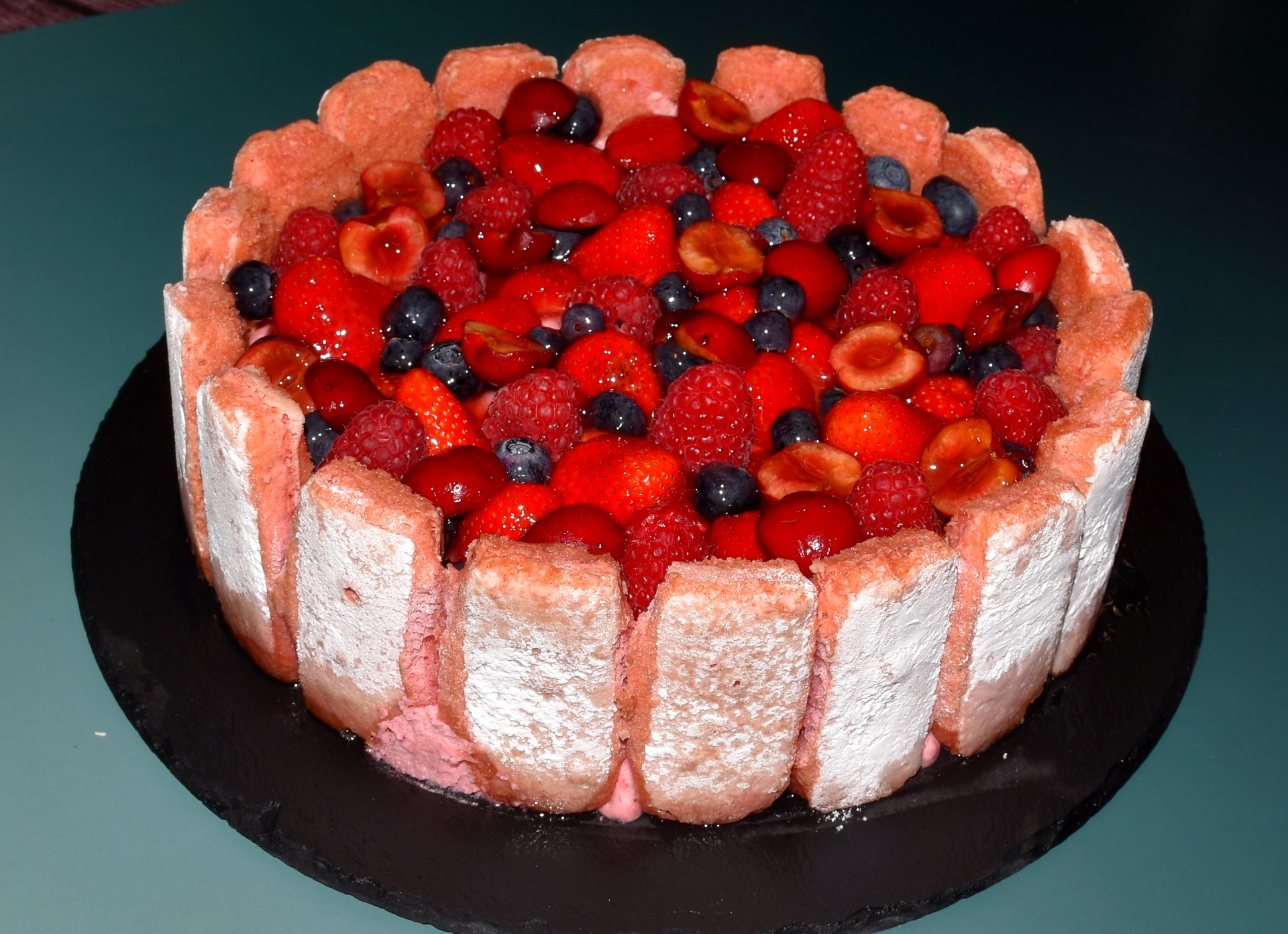 charlotte aux fraises et fruits rouges