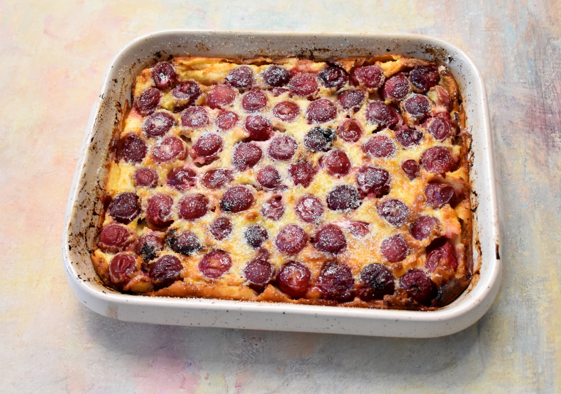 Plat à gratin contenant un clafouti 