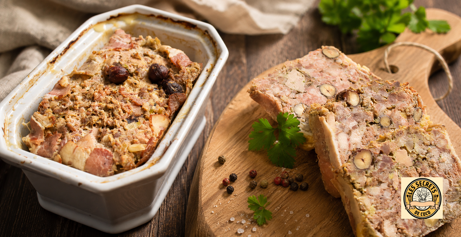 Terrine de viande aux herbes et noisettes, tranchée sur planche en bois, avec plat au premier plan.