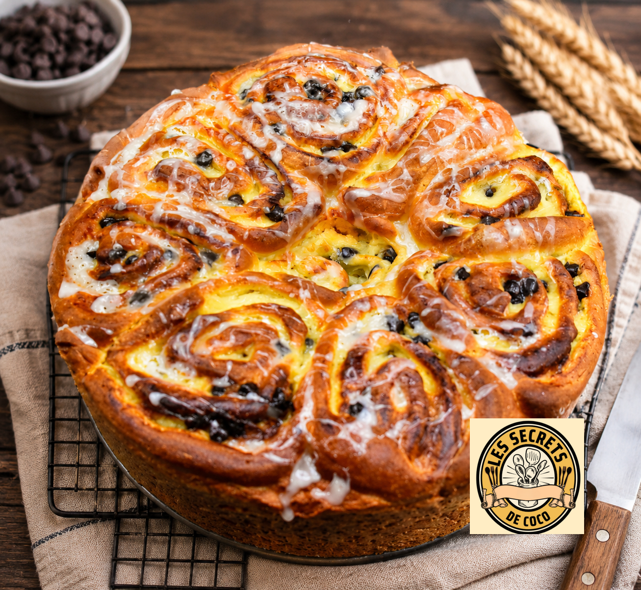 brioche chinois aux pépites de chocolat, tranches visibles, sur assiette sombre, gros plan.
